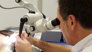 Dr. Claramunt realizando exploración micro-otoscópica